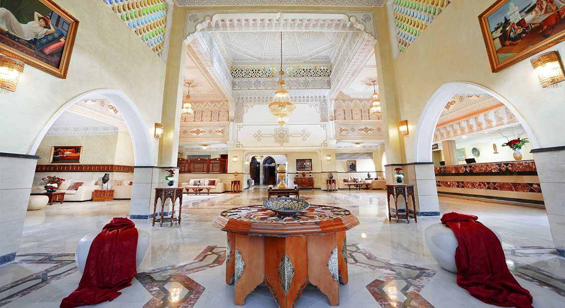 Lobby des Pickalbatros Alf Leila Wa Leila Resorts mit Holztisch, Kronleuchtern und Sitzbereichen