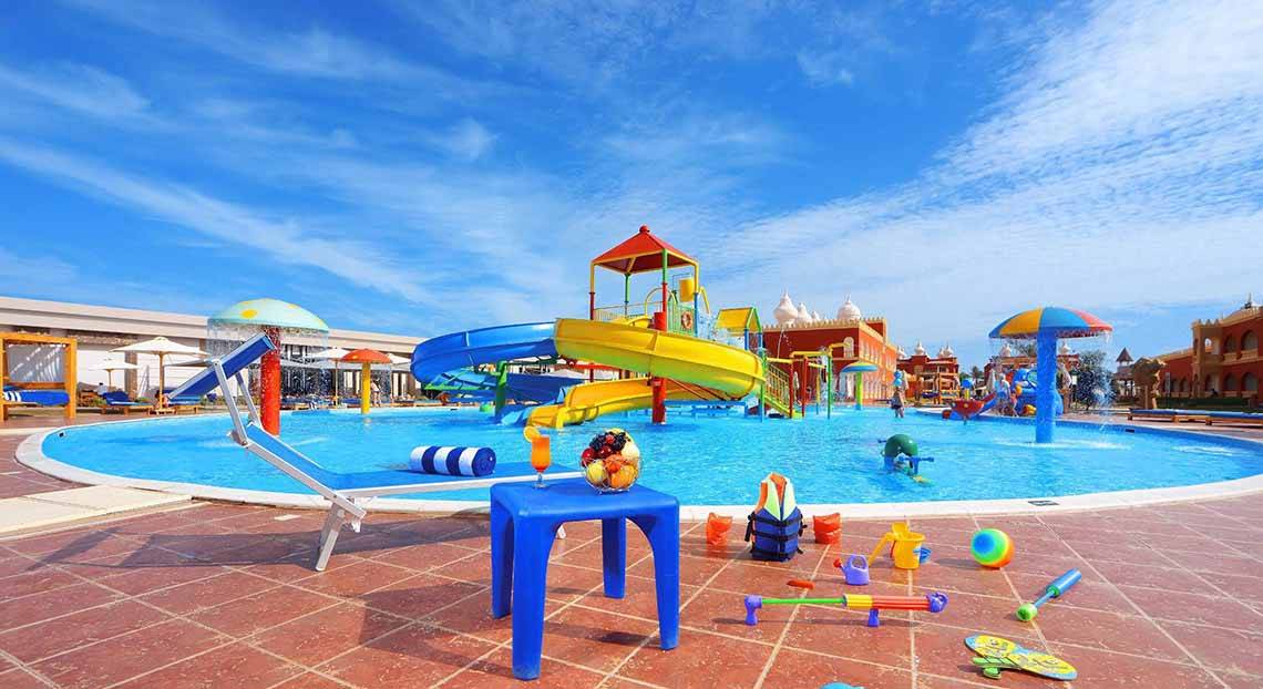 Außenpool des Pickalbatros Alf Leila Wa Leila Resort mit bunten Wasserrutschen und Spielsachen