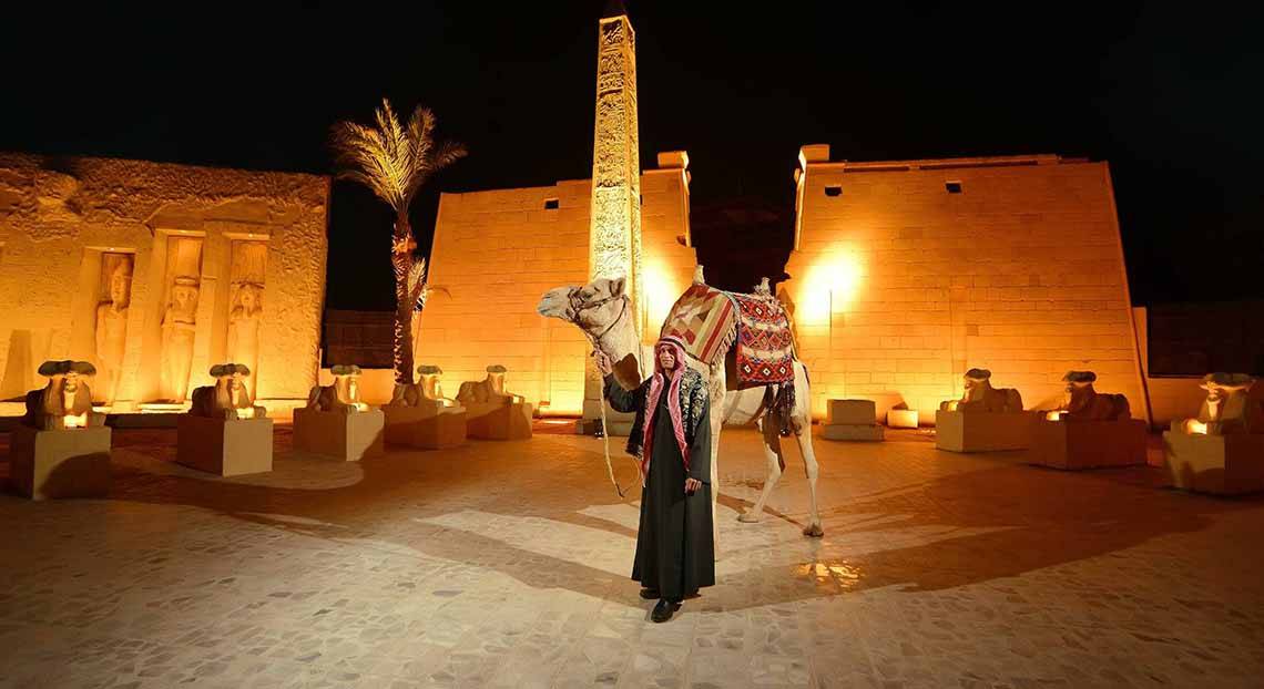 Mann vor aegyptischen Bauwerken mit Kamel im Pickalbatros Alf Leila Wa Leila Resort