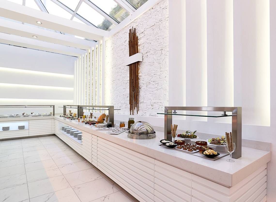 Buffetbereich im Dimitra Beach Hotel & Suites mit verschiedenen Speisen und Getränken.