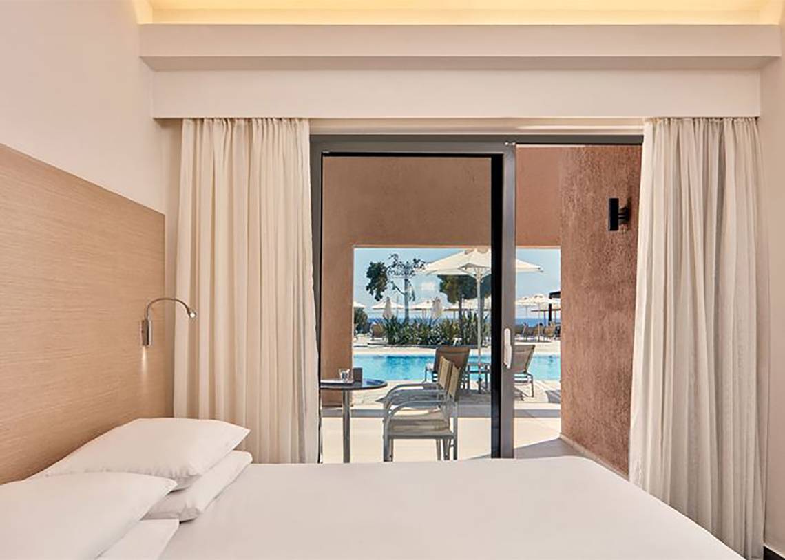 Hotelzimmer mit Aussicht auf den Pool im Atlantica Mikri Poli Kos