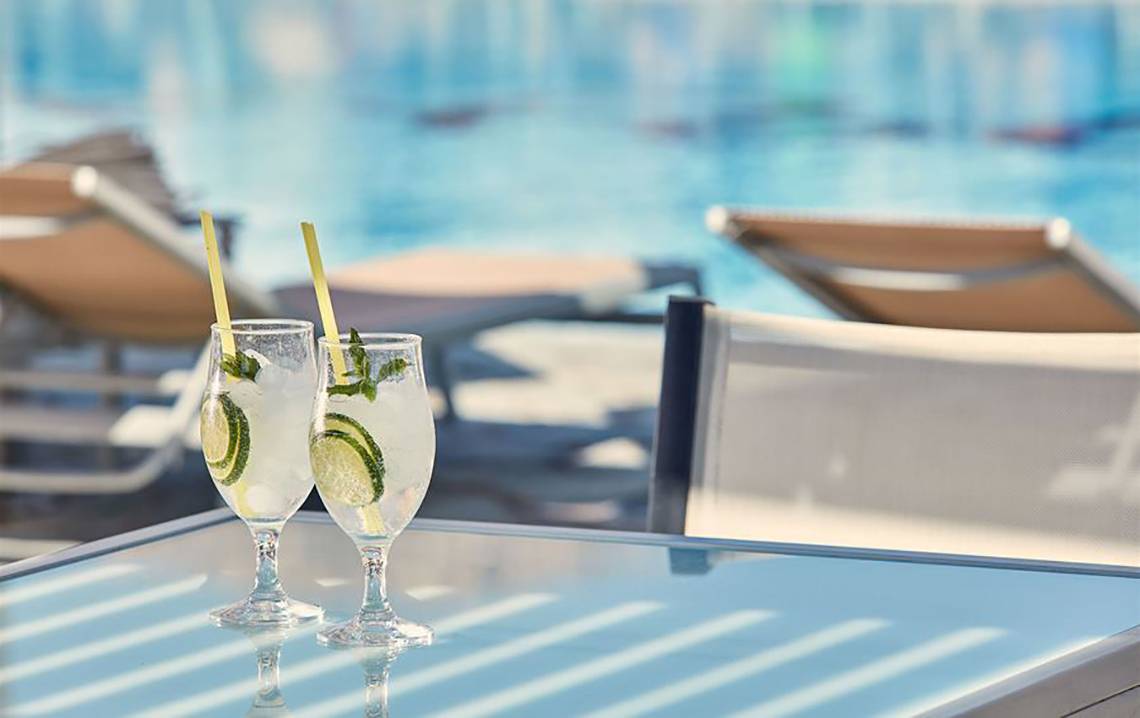 Zwei Gläser mit Getränken auf einem Tisch am Pool des Atlantica Mikri Poli Kos Hotels