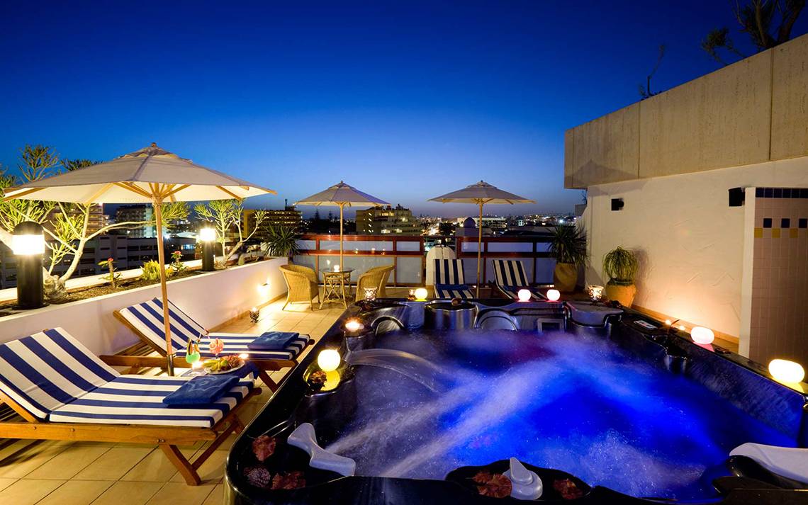 Nachtansicht des beleuchteten Whirlpools auf der Dachterrasse des Seaside Sandy Beach Hotels