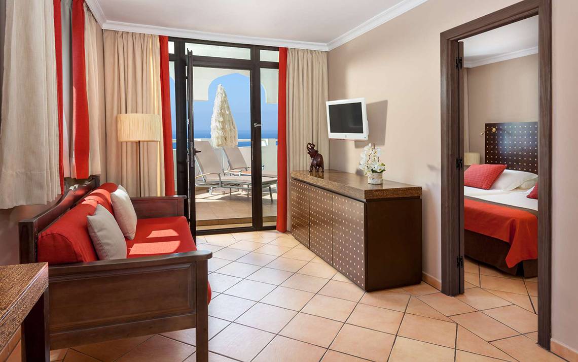 Suite-Zimmer im Seaside Sandy Beach Hotel mit Blick auf das Meer und einen Balkon.