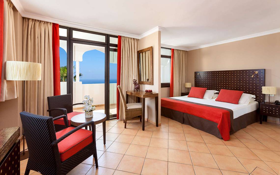 Ein elegantes Hotelzimmer im Seaside Sandy Beach Hotel mit Blick auf das Meer und einer modernen Einrichtung.