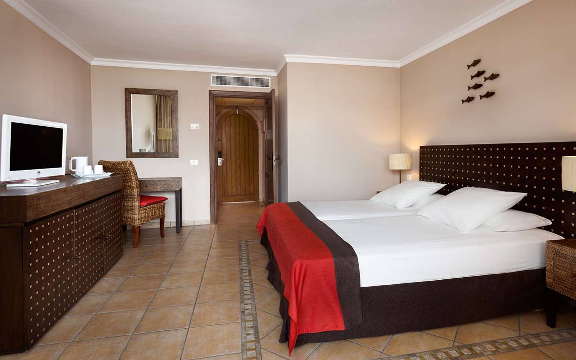 Doppelzimmer mit zwei Betten im Seaside Sandy Beach Hotel, eingerichtet mit modernen Möbeln.