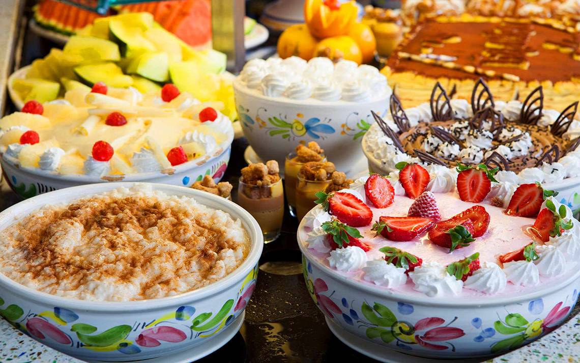 Mehrere Süßspeisen auf einem Buffet im Seaside Sandy Beach Hotel.