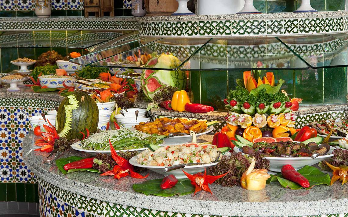 Buffet im Seaside Sandy Beach Hotel mit verschiedenen Gerichten und Salaten.