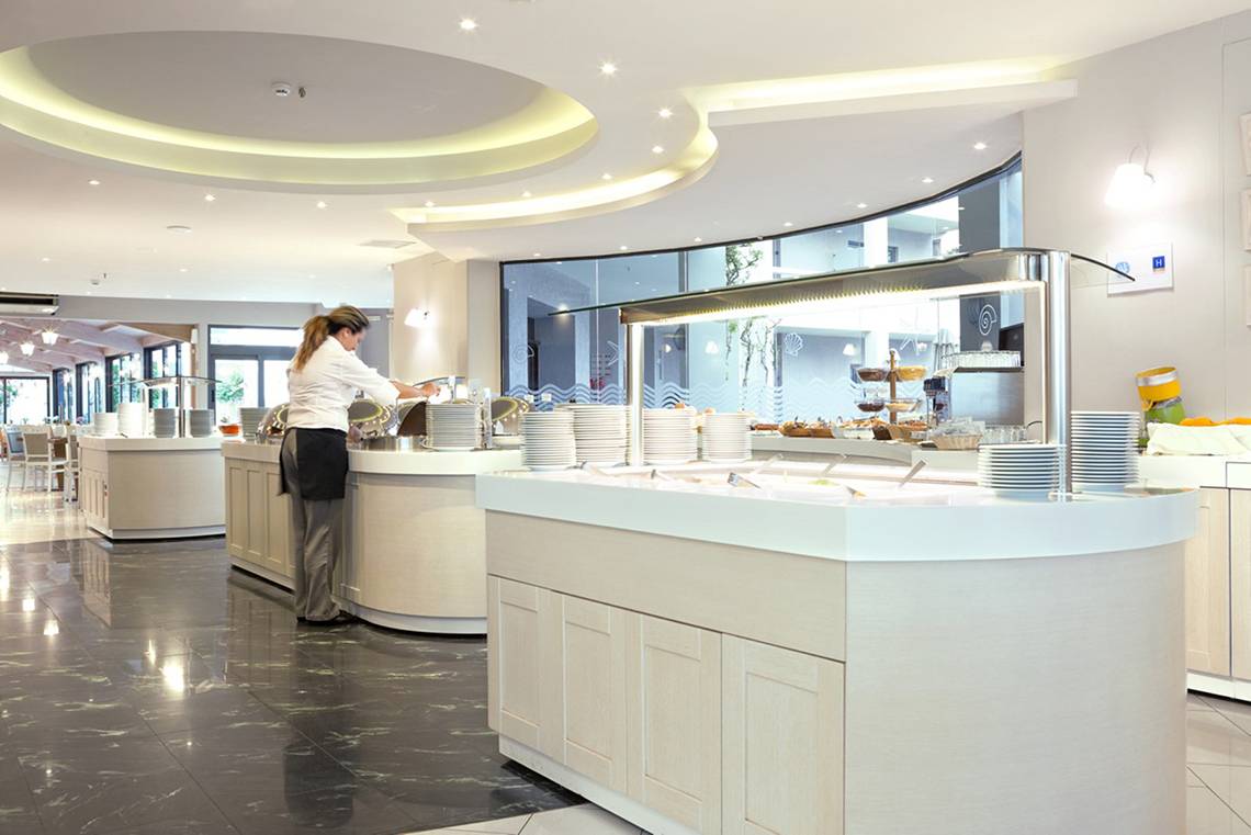 Frühstücksbuffet im Pearle Beach Resort & Spa mit einer Frau am Buffet.