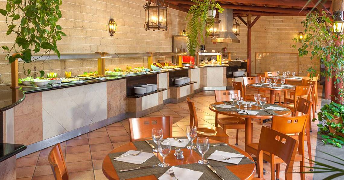 Buffetbereich des Sol Tenerife Hotels mit verschiedenen Speisen und gedeckten Tischen.