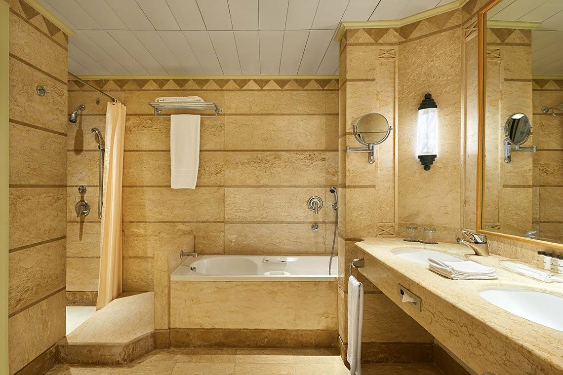 Badezimmer im Sheraton Soma Bay Resort mit Badewanne, Dusche, Waschbecken und Spiegel.
