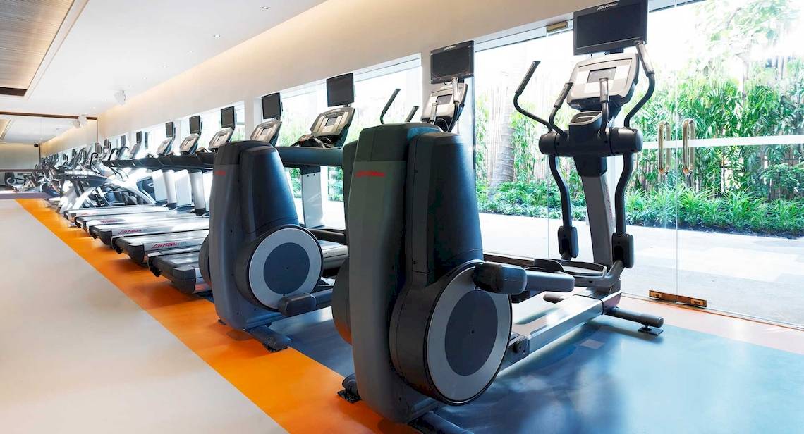 Fitnessgeräte im Fitnesscenter des Anantara Riverside Bangkok Resort