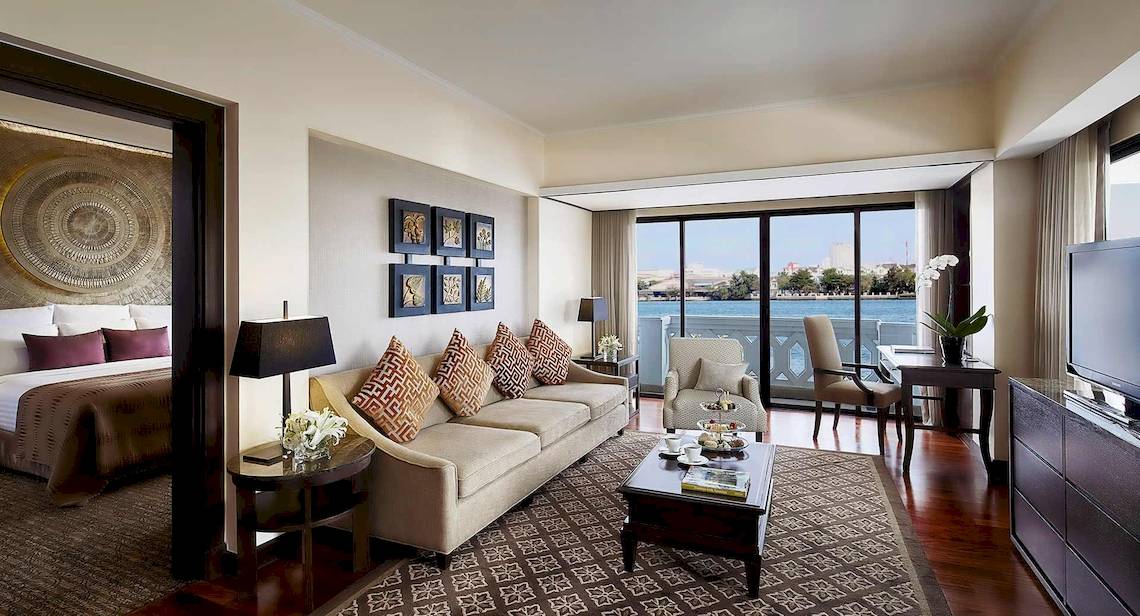 Innenansicht eines Zimmers im Anantara Riverside Bangkok Resort mit Blick auf den Fluss.