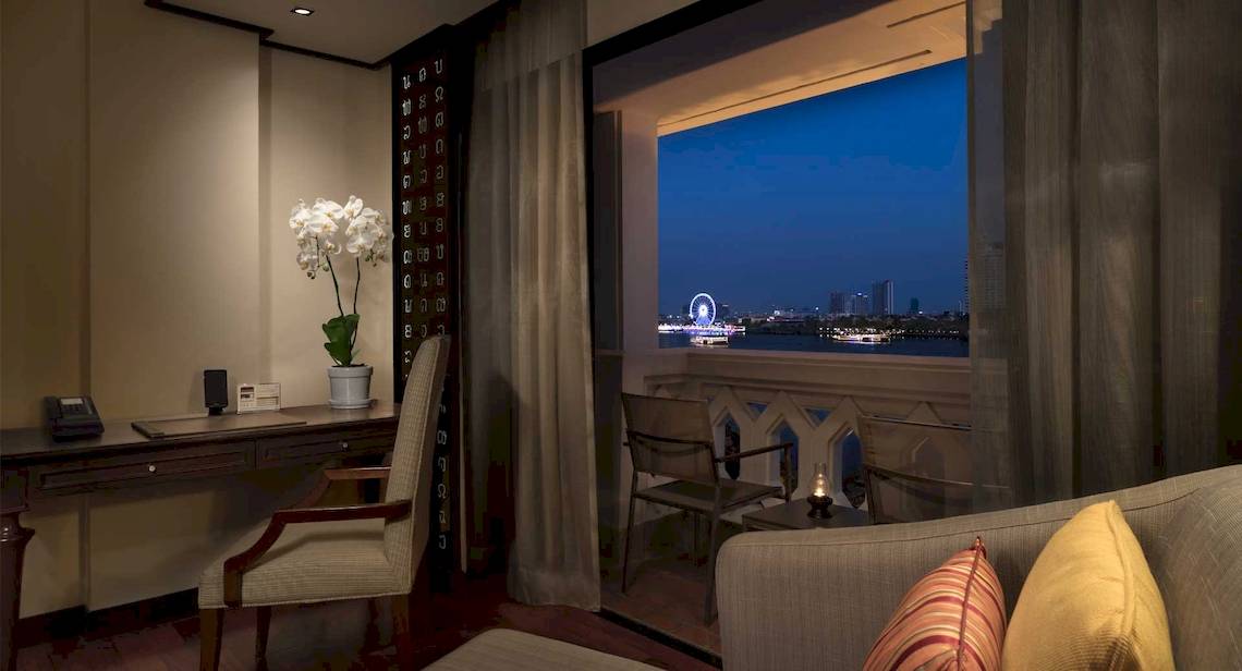 Ansicht eines Zimmers im Anantara Riverside Bangkok Resort mit Blick auf die Stadt.