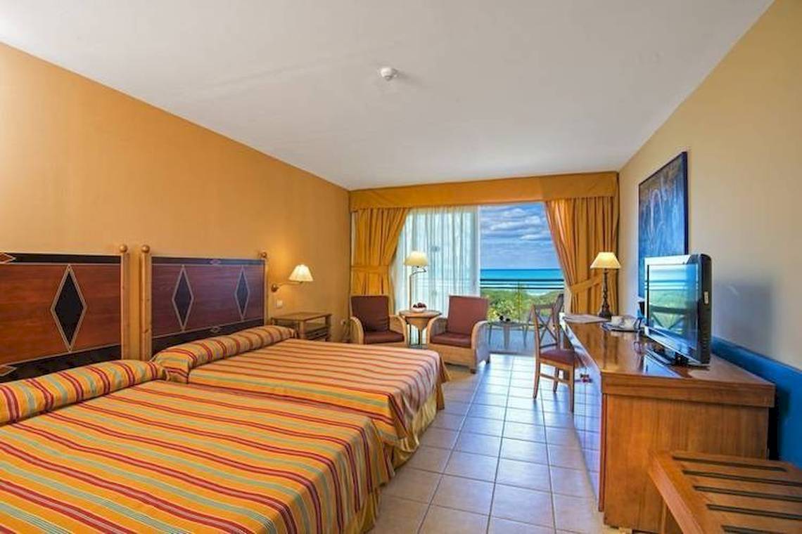 Doppelzimmer im Blau Varadero Hotel mit zwei Betten, Blick auf den Ozean und modernen Annehmlichkeiten.