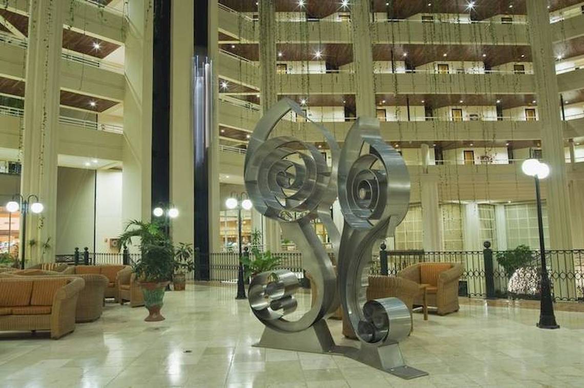 Innenansicht der Lobby des Blau Varadero Hotels mit einer großen Skulptur und vielen Sofas.