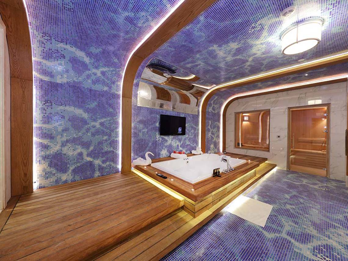 Suite Badezimmer mit Jacuzzi, Sauna und TV im Sueno Hotels Deluxe Belek