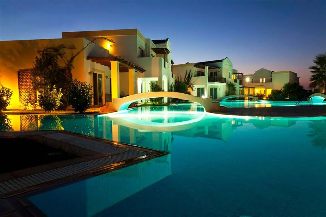 Nachtansicht des beleuchteten Swimmingpools im Atlantica Marmari Beach Hotel.