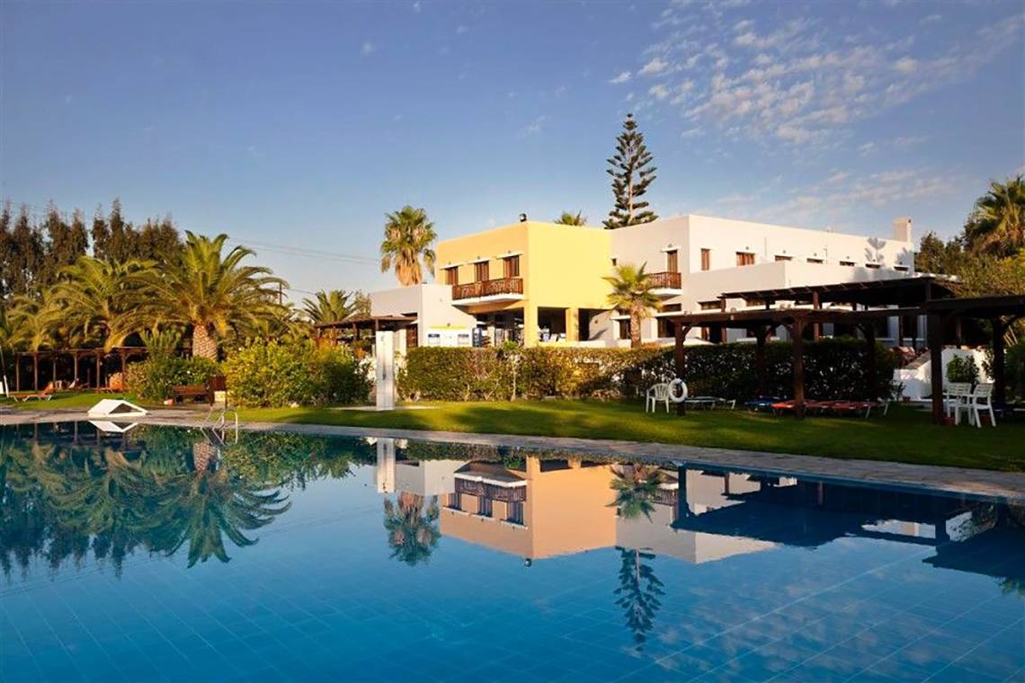 Außenbereich des Atlantica Marmari Beach Hotels mit Swimmingpool und Gebäuden.