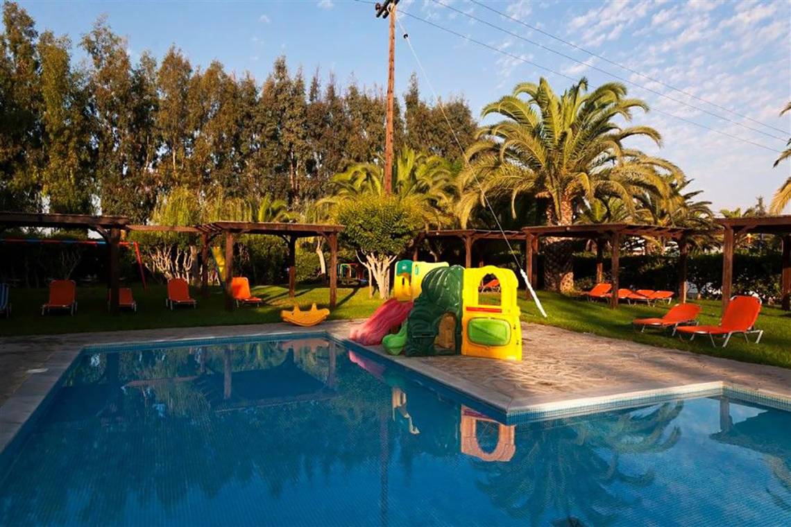 Kinderpool im Atlantica Marmari Beach Hotel mit Spielplatz und Liegestühlen