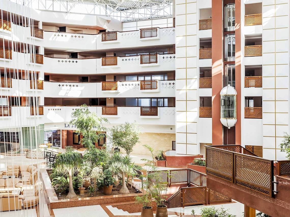 Innenansicht des Atlas Amadil Beach Hotels mit Foyer, Pflanzen und Terrassen.