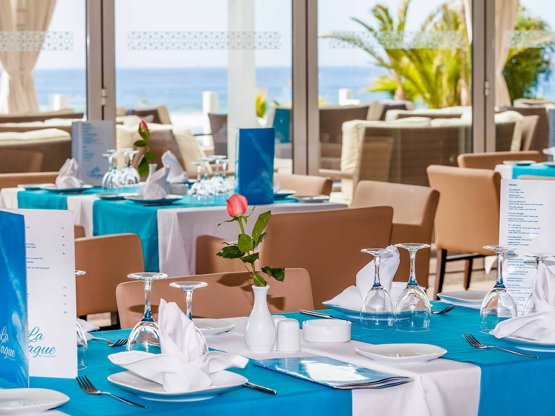 Restauranttisch im Atlas Amadil Beach Hotel mit Blick auf das Meer