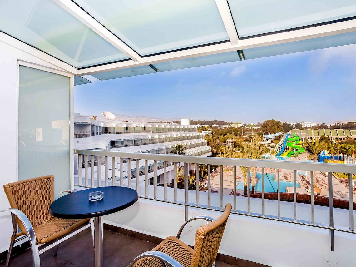 Blick vom Balkon des Atlas Amadil Beach Hotels auf die Poollandschaft und Rutschen