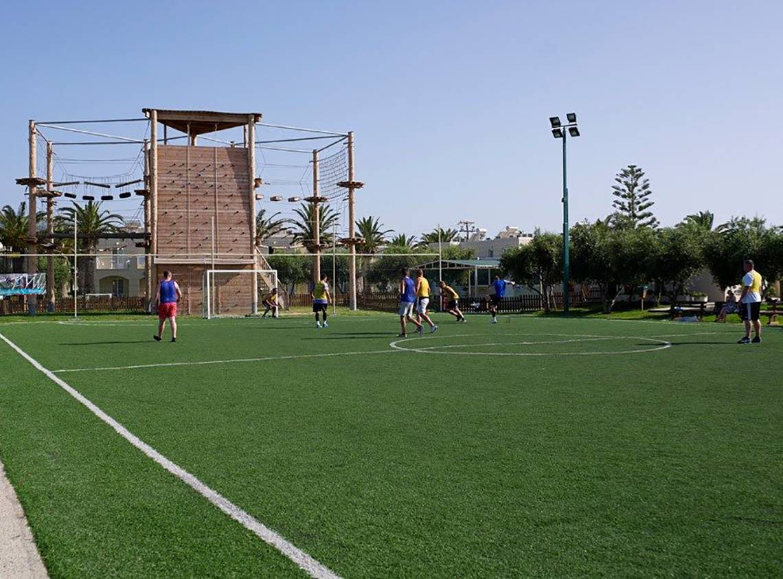 Gruppe von Sportlern spielt auf einem Fußballfeld im Atlantica Holiday Village Kos.