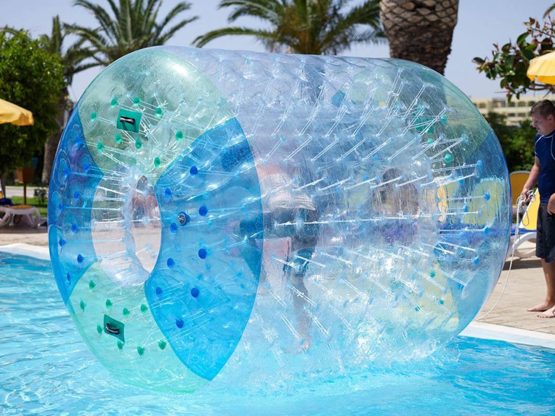 Aufblasbarer blauer Ball im Schwimmbad des Atlantica Holiday Village Kos