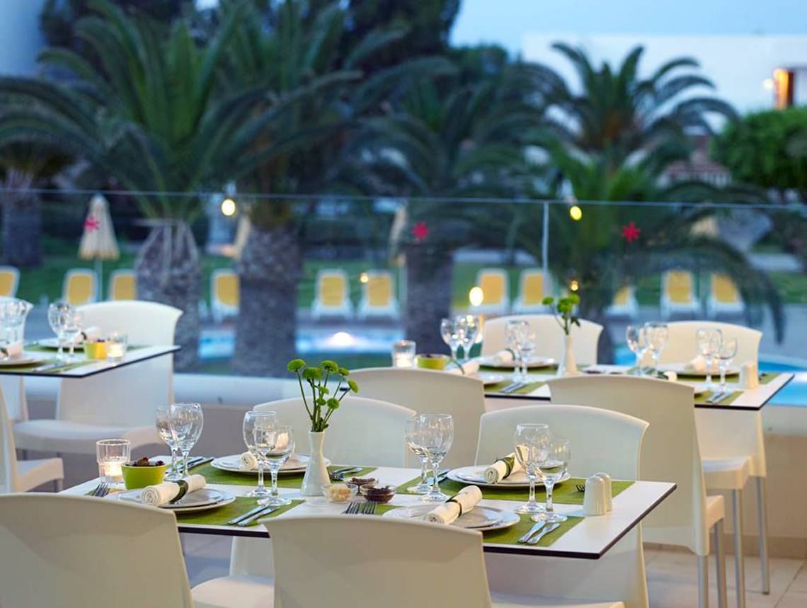 Restauranttisch im Atlantica Holiday Village Kos mit Blick auf den Pool
