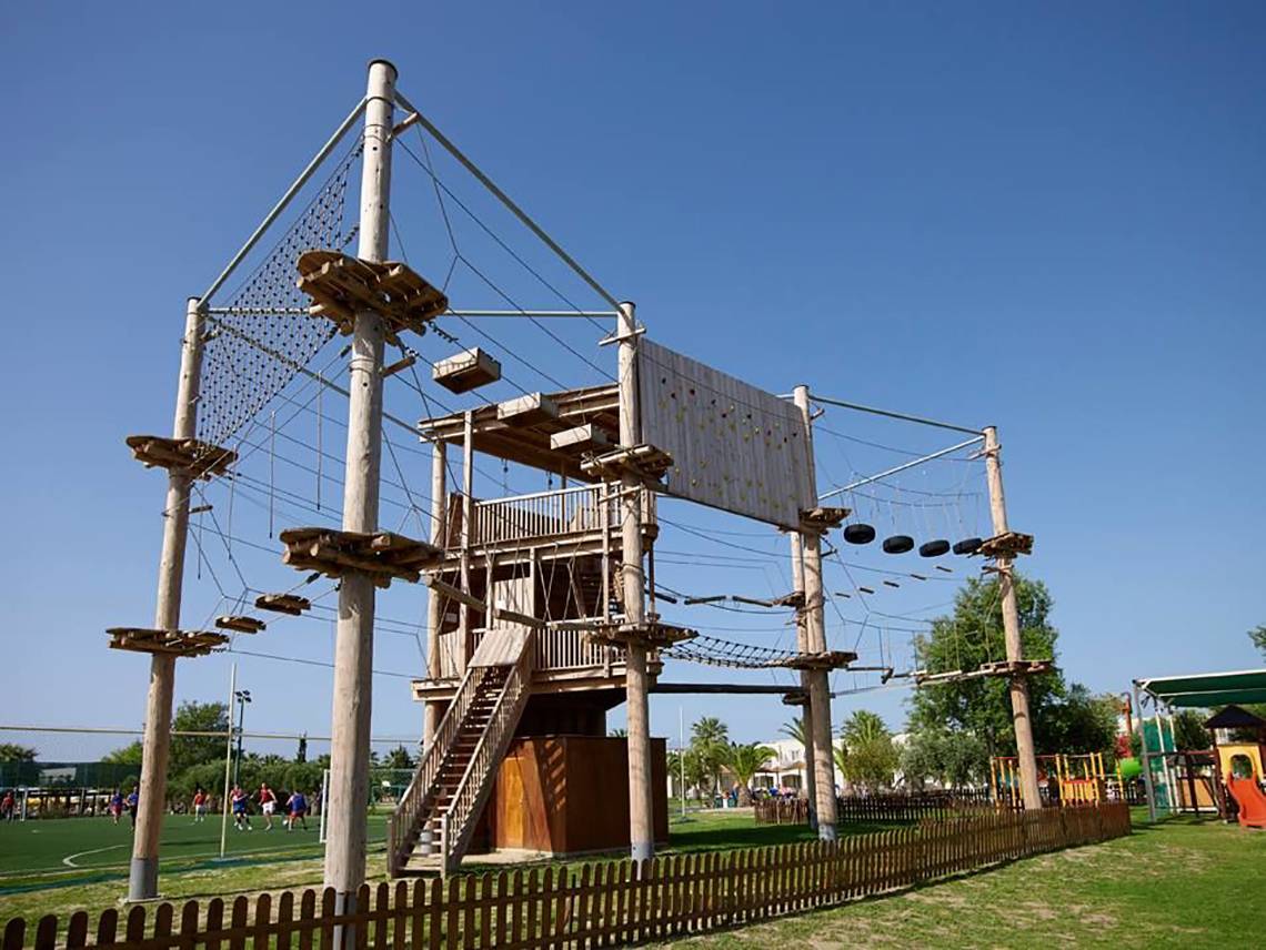 Abenteuerspielplatz im Atlantica Holiday Village Kos mit Holzstruktur und Kletternetzen.