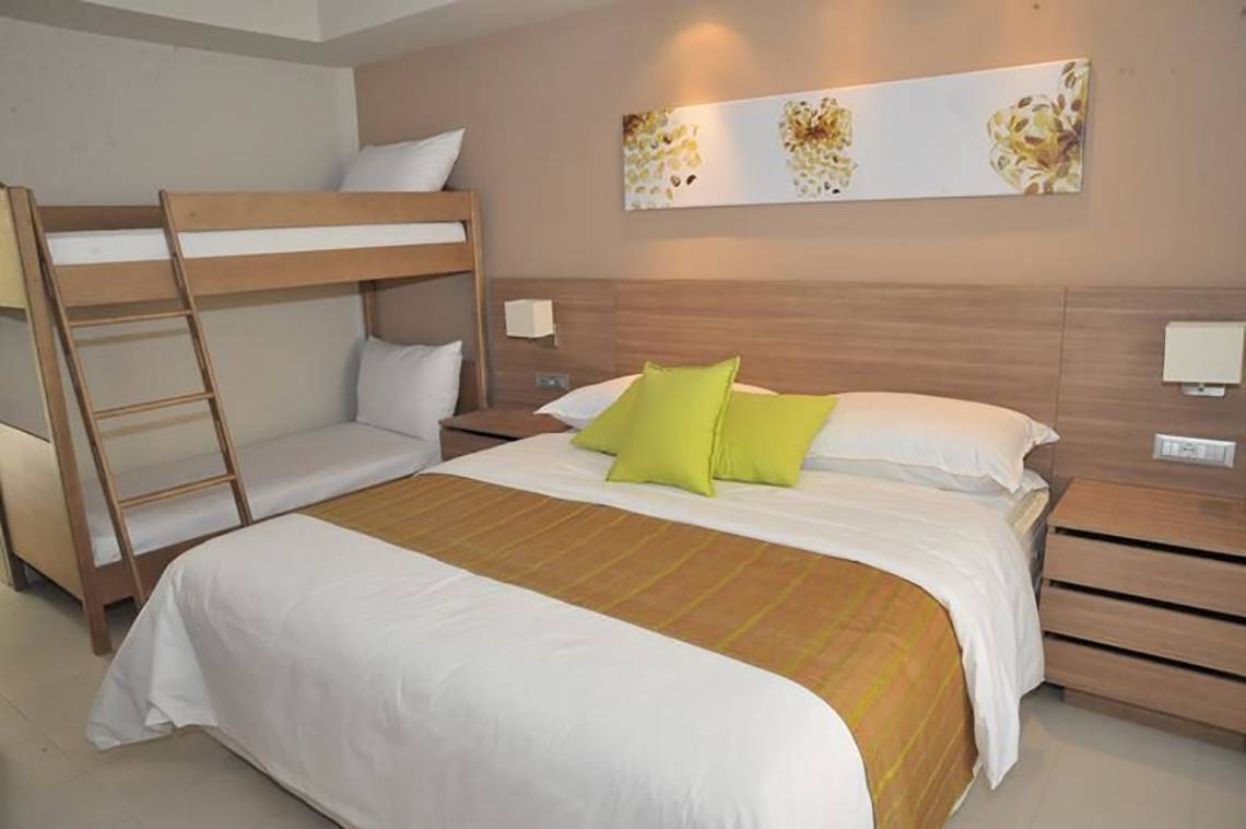 Schlafzimmer im Atlantica Holiday Village Kos mit Etagenbett und Doppelbett.
