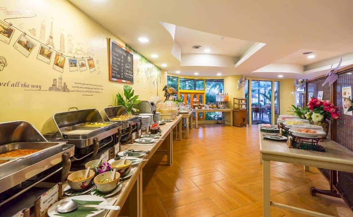 Buffetbereich im Chaba Samui Resort mit vielen Speisen auf dem Tisch.