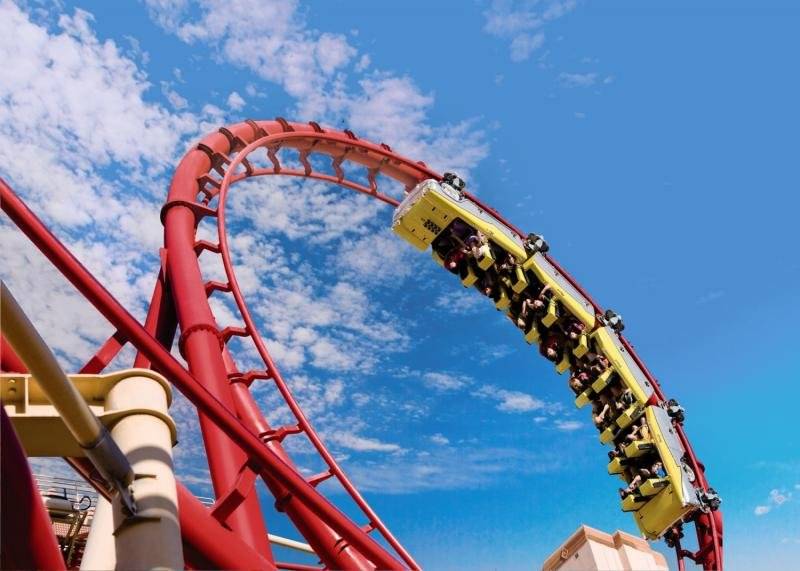 Rote Achterbahn am New York-New York Hotel & Casino bei Tageslicht
