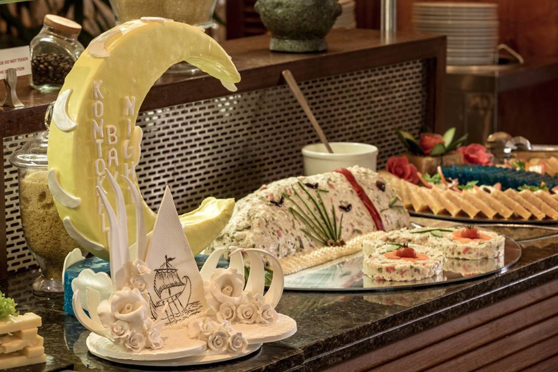 Buffet-Tisch im Kontokali Bay Resort & Spa mit verschiedenen Gerichten und Deko.