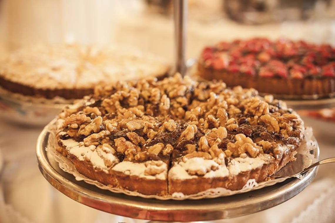 Desserts im Bull Hotel Reina Isabel, einschließlich einer Walnuss-Tarte.