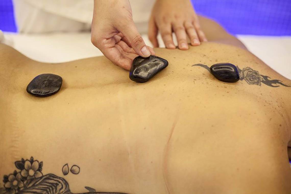 Rückenmassage mit Steinen im Bull Hotel Reina Isabel & Spa