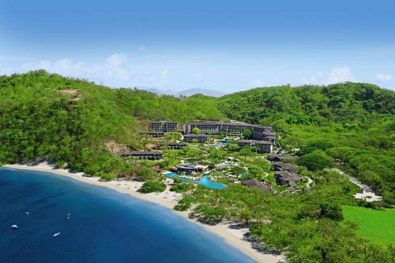 Luftaufnahme des Dreams Las Mareas Costa Rica Resorts mit Blick auf die Küste, Gebäude und Pool.