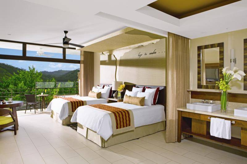 Zimmer mit zwei Doppelbetten, Terrasse und Bergaussicht im Dreams Las Mareas Costa Rica