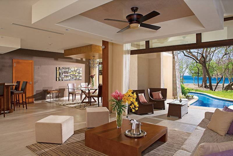 Wohnzimmer mit Meerblick im Hotel Dreams Las Mareas Costa Rica mit Pool und Blick aufs Meer.