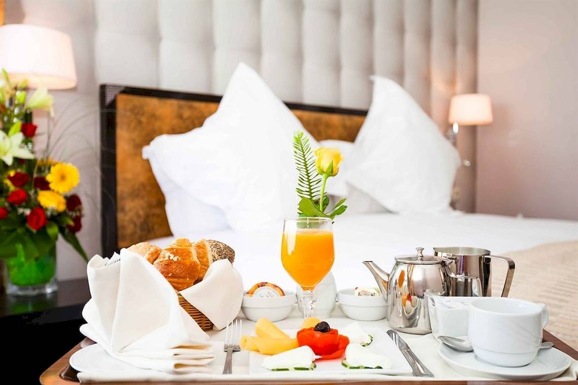 Frühstücksbuffet auf einem Tablett im Allegro Agadir Hotelzimmer.