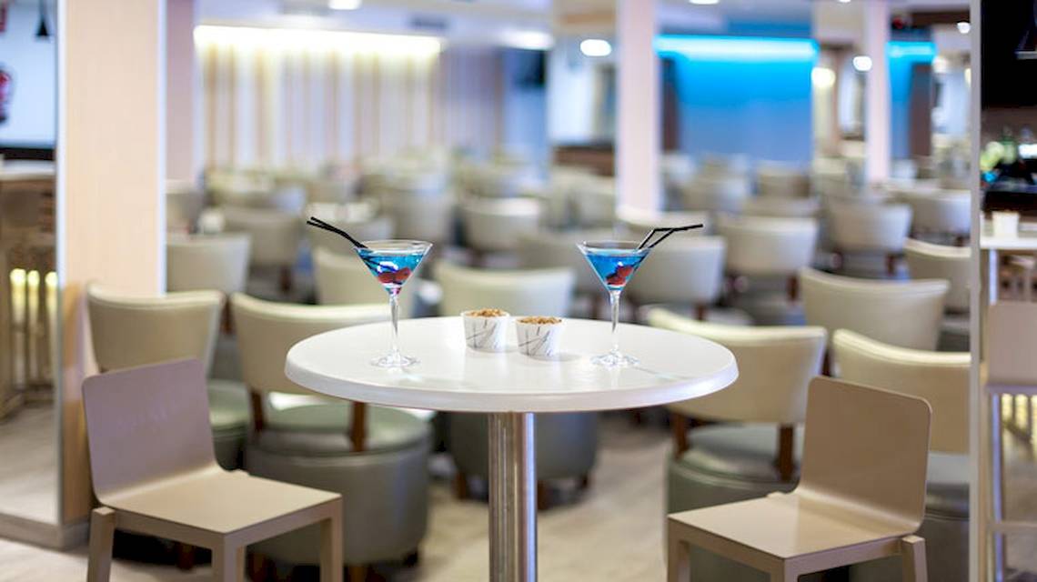 Cocktails auf einem Tisch im Tagoro Family & Fun Costa Adeje Hotel.