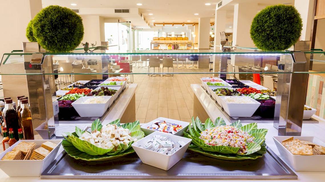 Buffetauswahl im Tagoro Family & Fun Costa Adeje Hotel mit verschiedenen Salaten, Käse und Crackern.