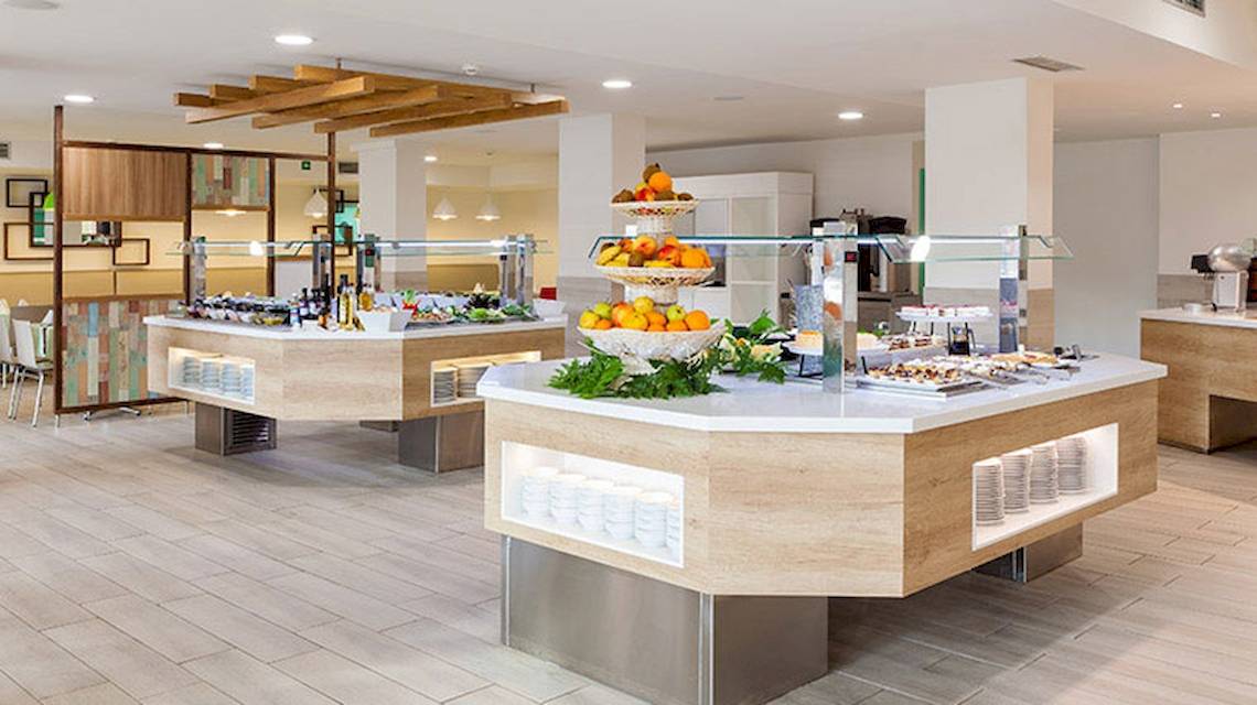 Buffetbereich im Tagoro Family & Fun Costa Adeje Hotel mit verschiedenen Gerichten und Früchten.