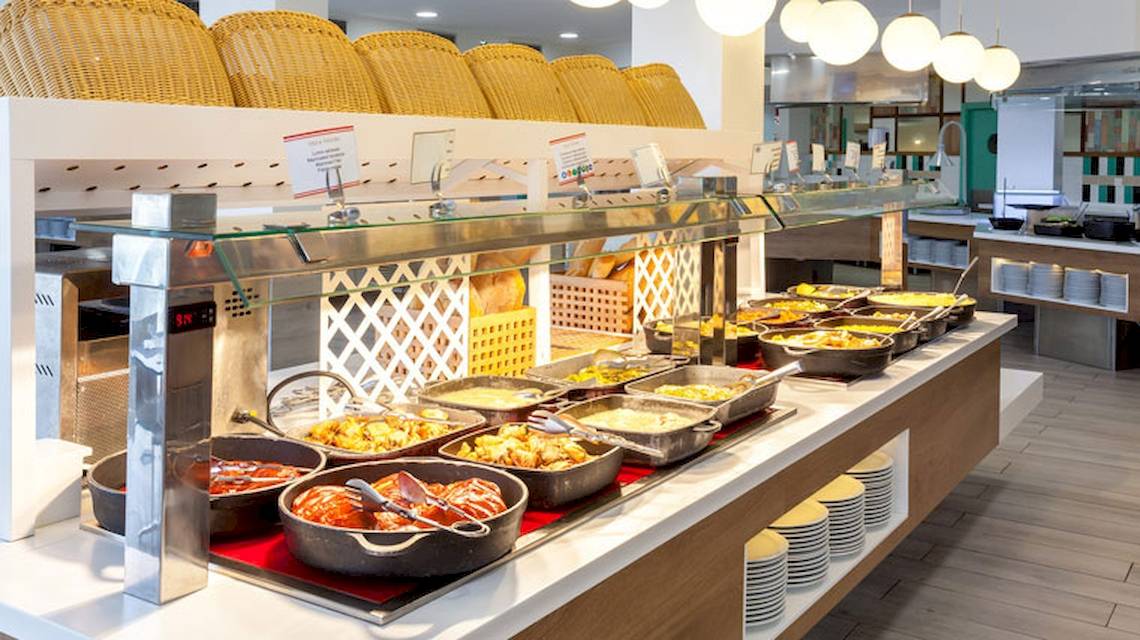 Buffet im Tagoro Family & Fun Costa Adeje mit verschiedenen Gerichten und Speisen in Metallschalen.