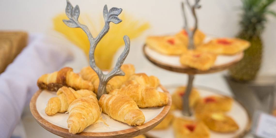 Croissants und Gebäck auf dreistöckigem Tablett im Ocean Breeze Resort Khao Lak