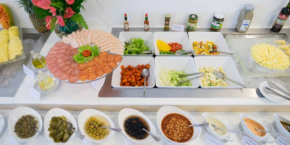 Buffet im Ocean Breeze Resort Khao Lak mit verschiedenen Gerichten, Dips und Salaten.