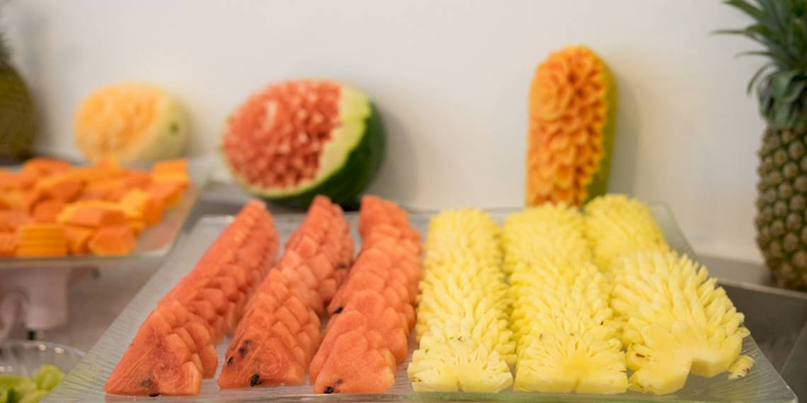 Obstplatten im Ocean Breeze Resort Khao Lak mit Wassermelonen, Ananas und Melonen