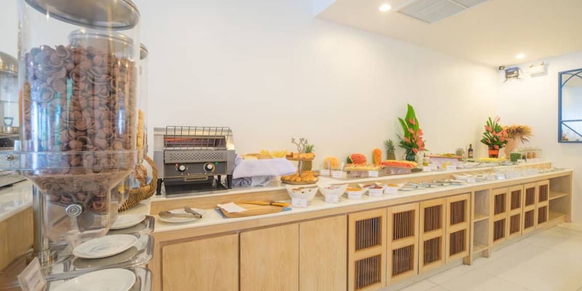 Fruehstucksbuffet im Ocean Breeze Resort Khao Lak mit verschiedenen Speisen und Dekoration.