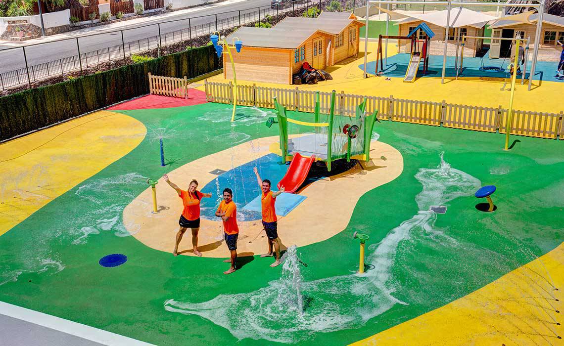 Foto von drei Mitarbeitern des SBH Maxorata Resorts am Wasserspielplatz für Kinder